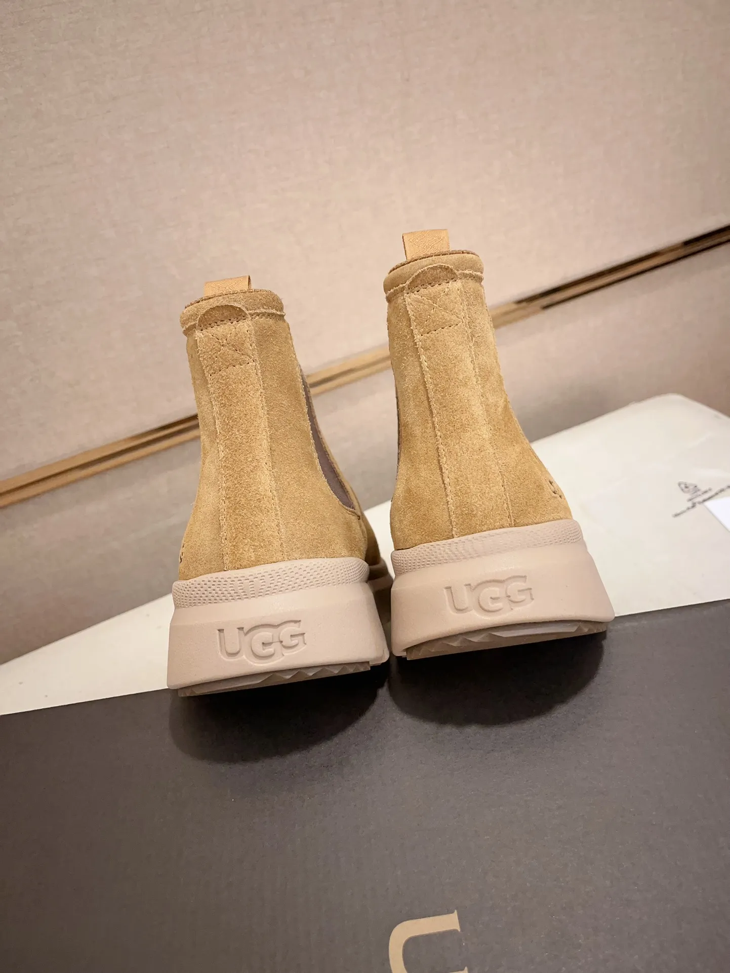 Men's shoes💰: 600💰(high-end goods) UGG❄️❄️Latest model 1:1⃣️quality, fabric: high-end quality first-layer cowhide imported from Europe. Lining: wool lining, sole: pure imported rubber foam outsole. ❤️High-end goods, fine workmanship, trendy and fashionable. The fit is very classy. If you know the goods, you will definitely not be able to refuse😍😍Code number: 41-45. Can be customized 46.47.